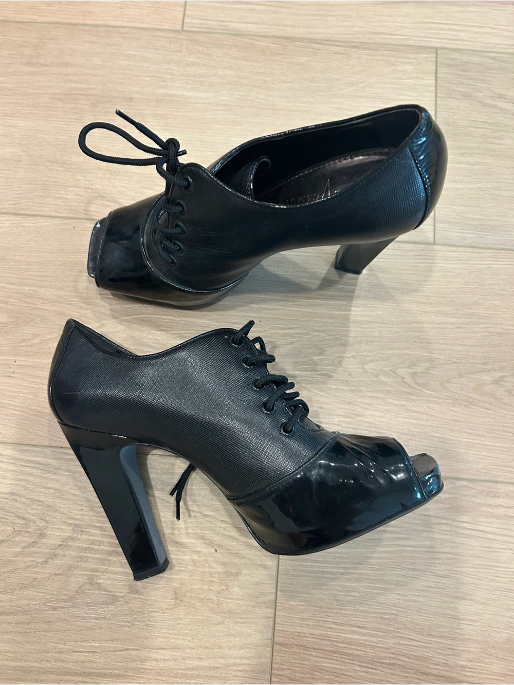 Vince Camuto Black Lace‑Up Peep Toe Platform Heels • Size 5 👠🖤